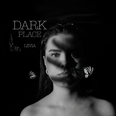 Porträt einer Frau mit Schatten und Schmetterlingen auf ihrem Gesicht in monochromer Farbgebung.